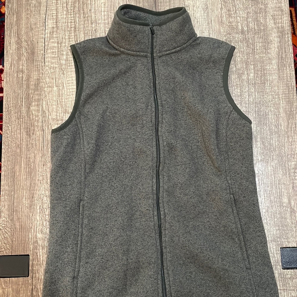 LL Bean Knit Vest Misses Gray 
Sleeveless Thick Warm Pockets Size XS REG
